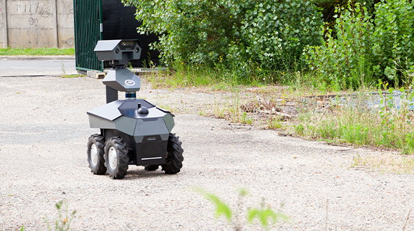 Robot de surveillance GR100 en patrouille sur un site - Running Brains
